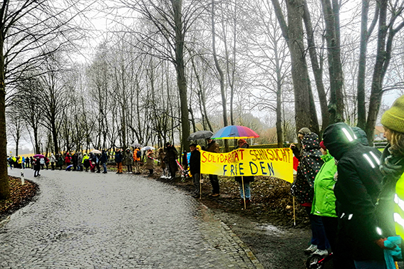 Bild 1 Friedenskette
