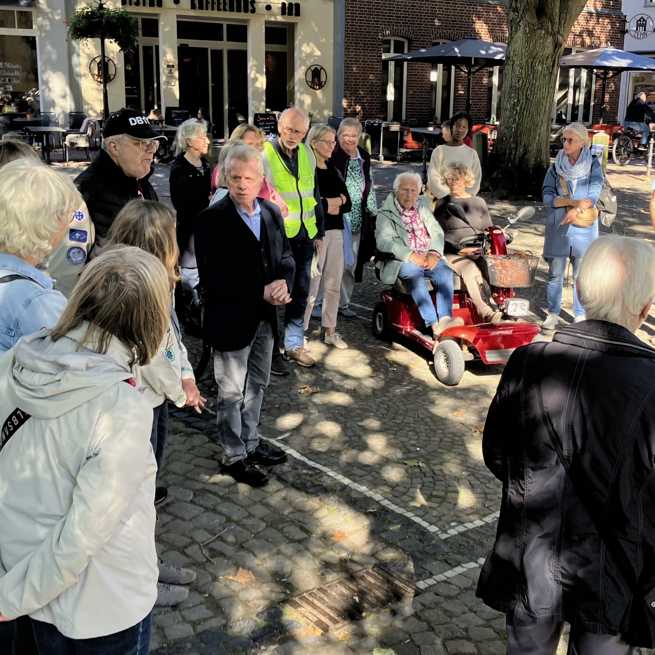 Spaziergang entlang des geplanten digitalen Friedensweges